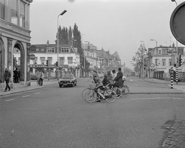 855226 Afbeelding van overstekende fietsers op de Wittevrouwenstraat te Utrecht; op de achtergrond de Wittevrouwenbrug ...